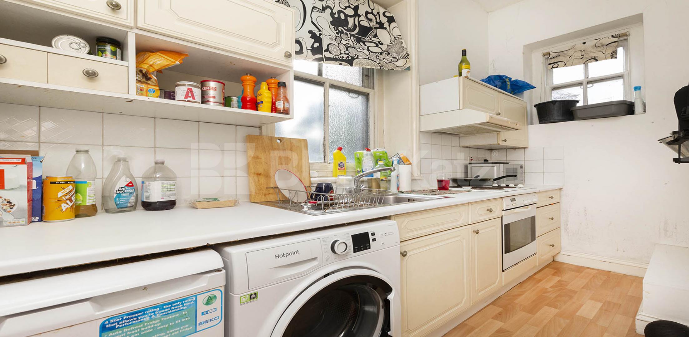 Spacious one bedroom property set in a great location High Street, Horsney